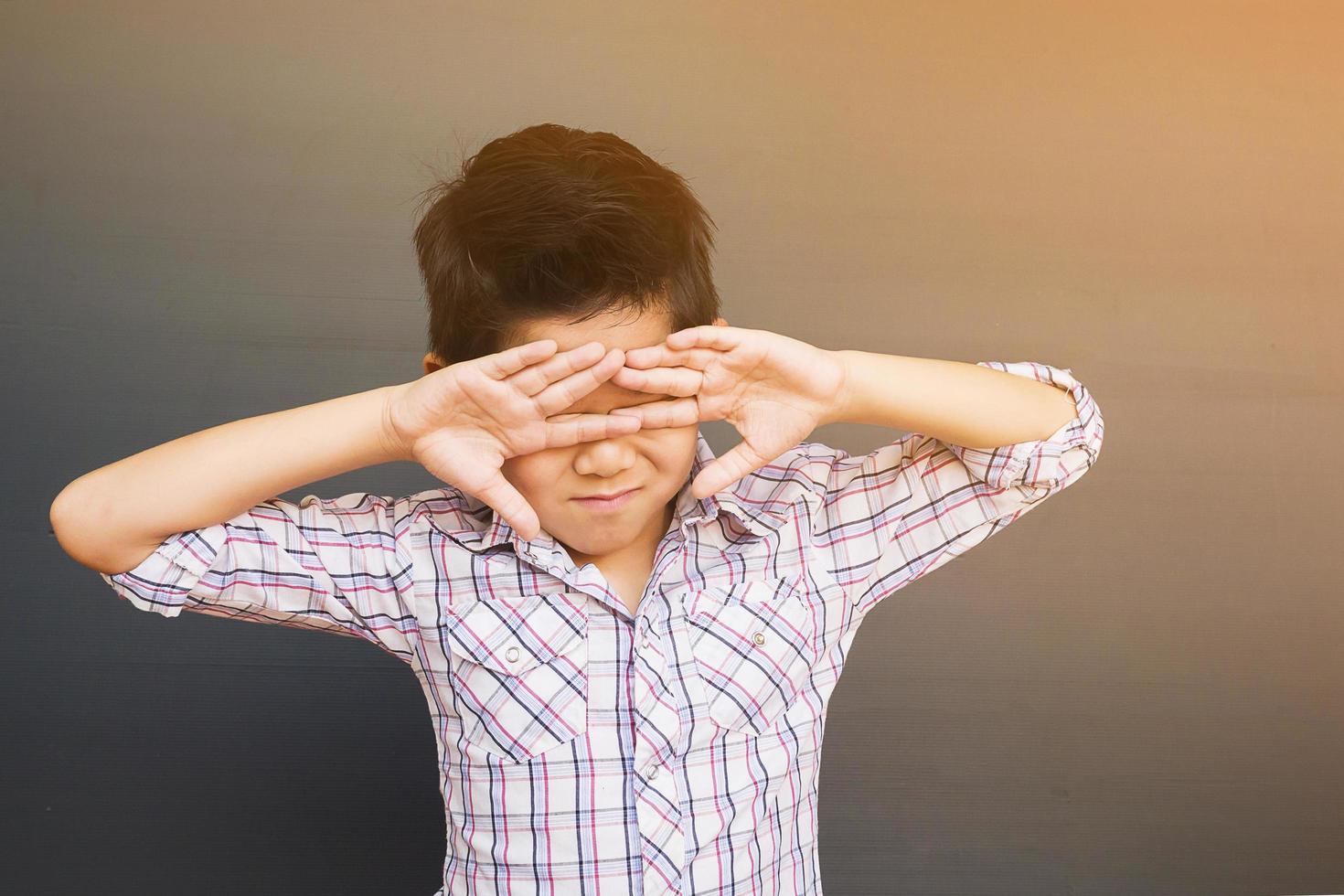 7 Jahre alter asiatischer Junge fühlt sich traurig foto