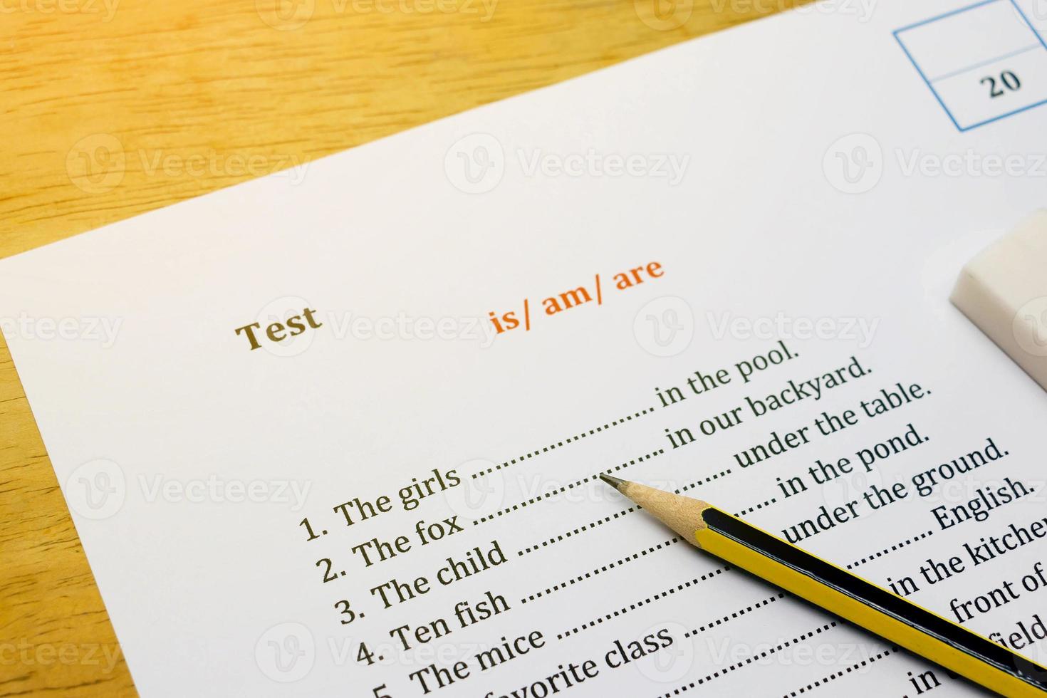 englischtest auf braunem holzschreibtisch mit verlaufslicht foto