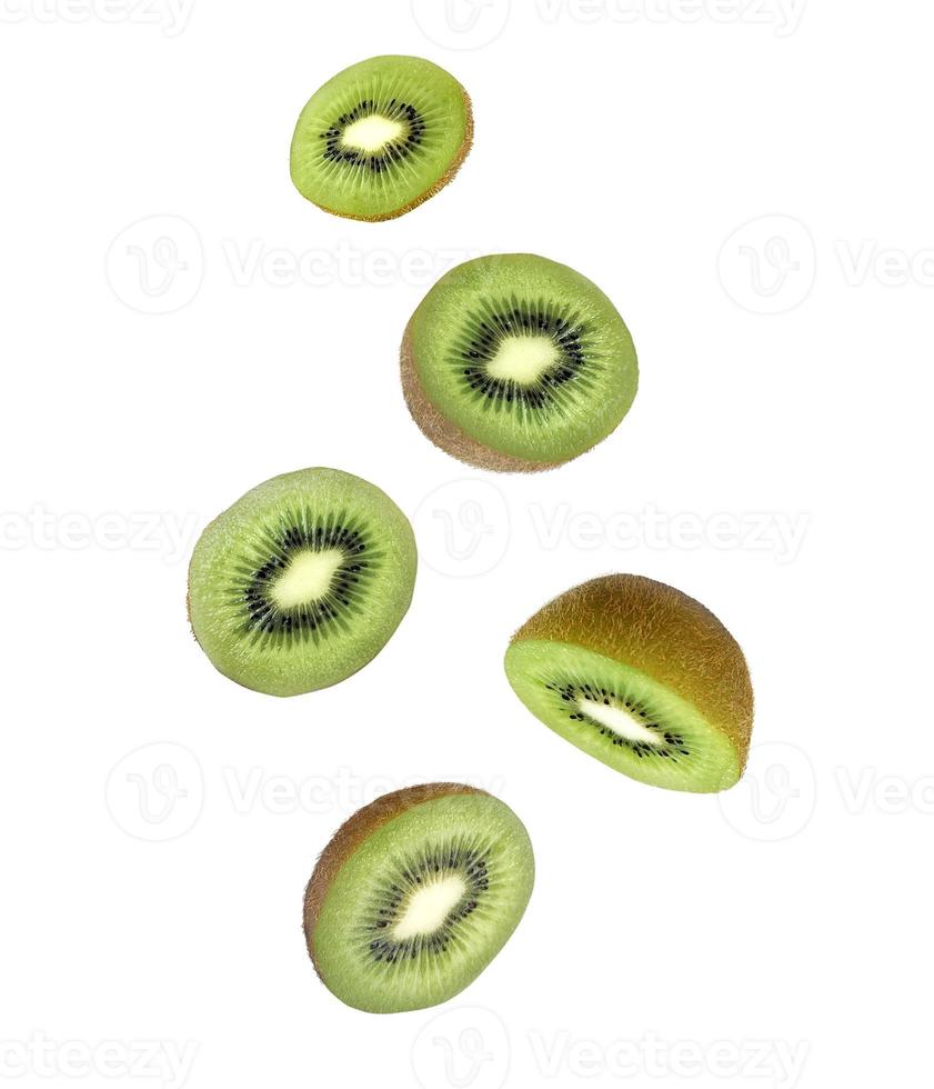 Kiwis schweben auf weißem Hintergrund foto