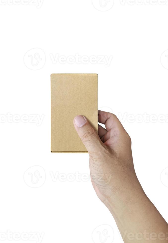 Hand, die braunes Papierkastenpaket lokalisiert auf weißem Hintergrund hält foto
