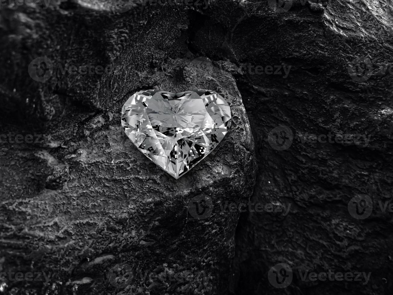 herzförmiger Diamant auf schwarzem Kohlehintergrund foto