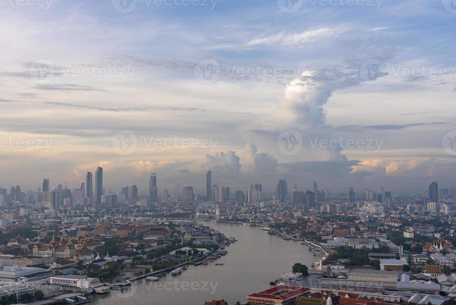 stadtbild von bangkok bei sonnenaufgang mit blick auf den grand palace und den chao phraya river von oben foto