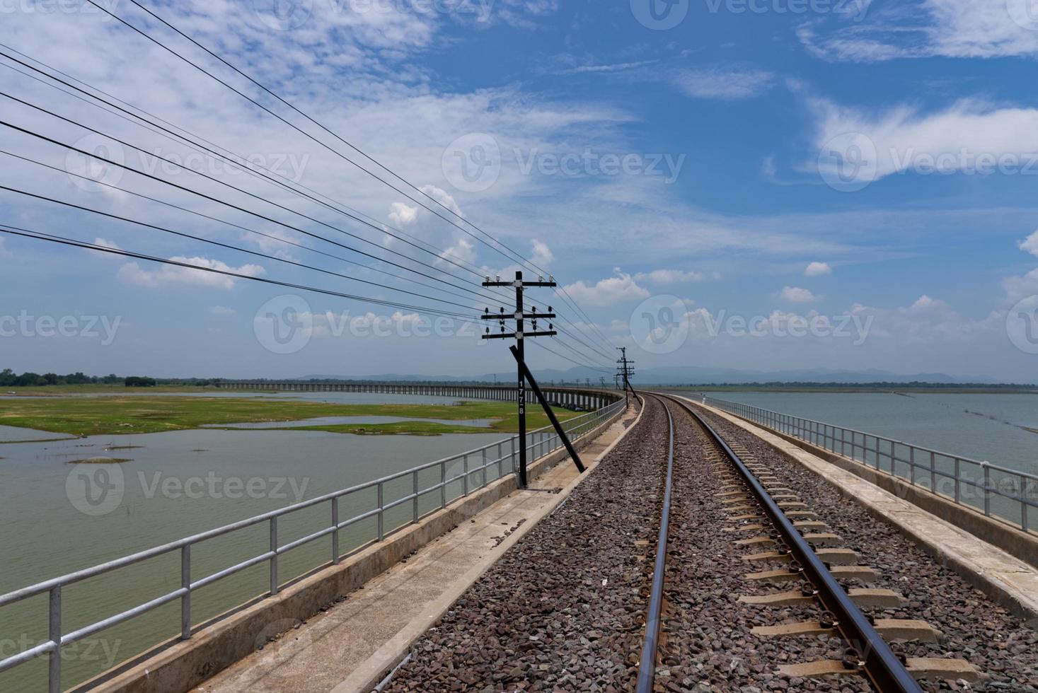 Eisenbahn über Pasak-Staudamm in ländlicher Gegend in Lopburi, Thailand foto