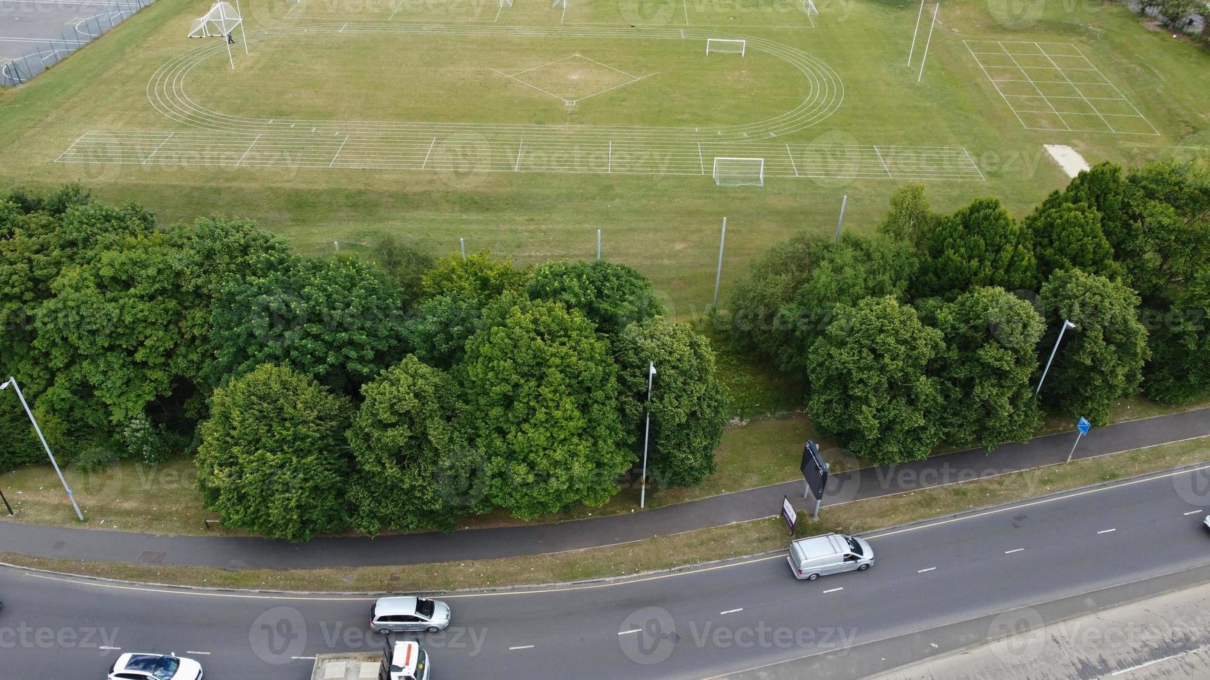 eine luftaufnahme und hochwinkelansicht des spielplatzes einer high school of boys in der stadt luton in england, britische autobahnen und autobahnen foto