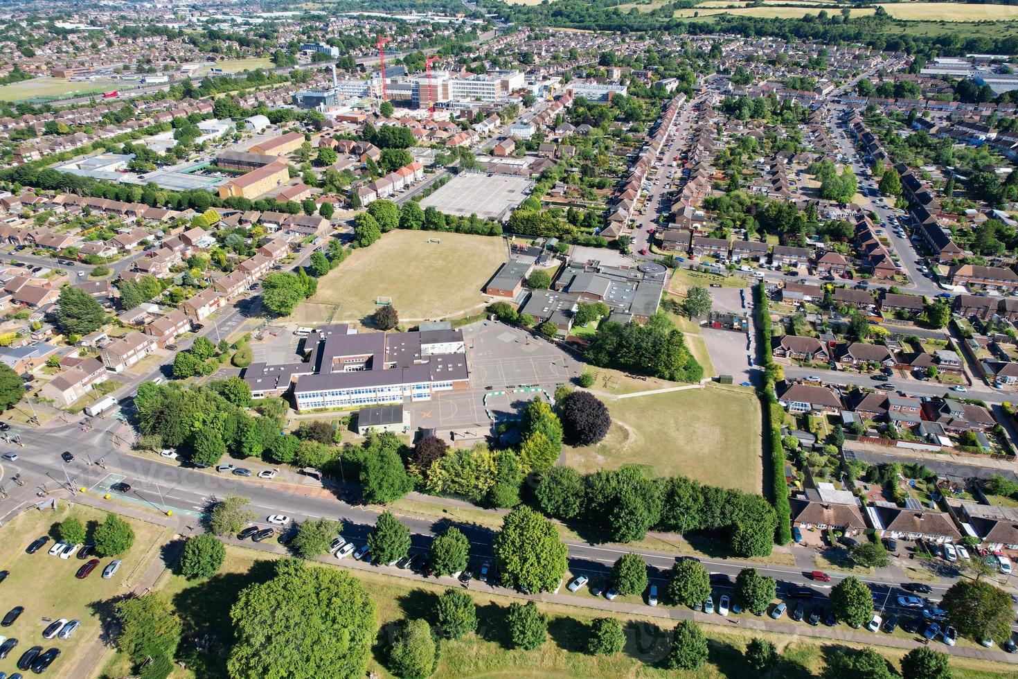 Luftaufnahmen von Drohnen Hochwinkelansicht von London Luton City of England mit Gebäuden foto