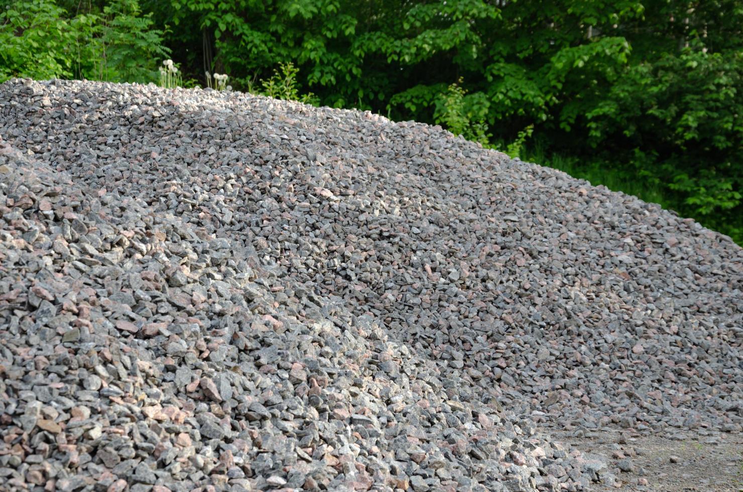 Kies auf den Berg gestreut, Vorbereitung für den Bau foto