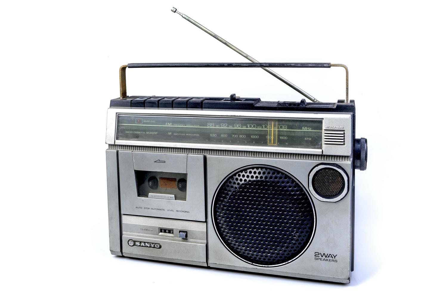 kassettenradiorecorder, retro altmodische tragbare boombox. In den 90er Jahren wurde ein Audiokassettenrecorder auf weißem Hintergrund erstellt. foto