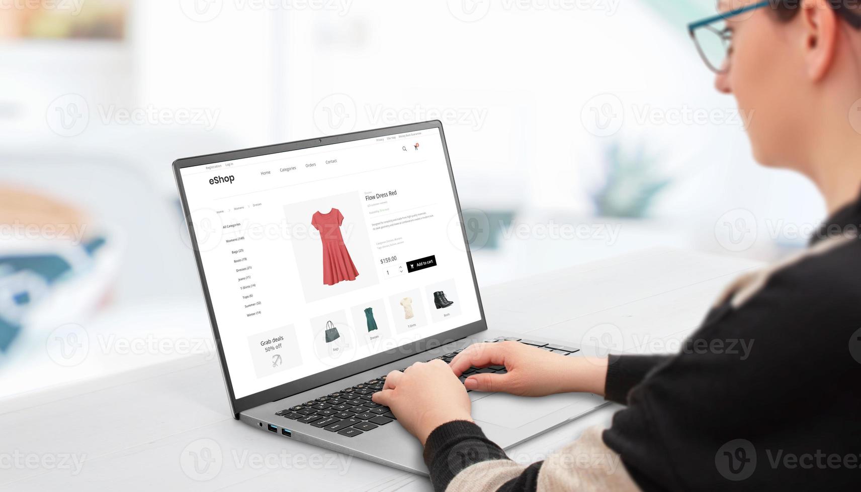 Frau, die online mit Laptop einkauft. Konzept des Online-Kaufs von Damenbekleidung auf E-Commerce-Websites foto
