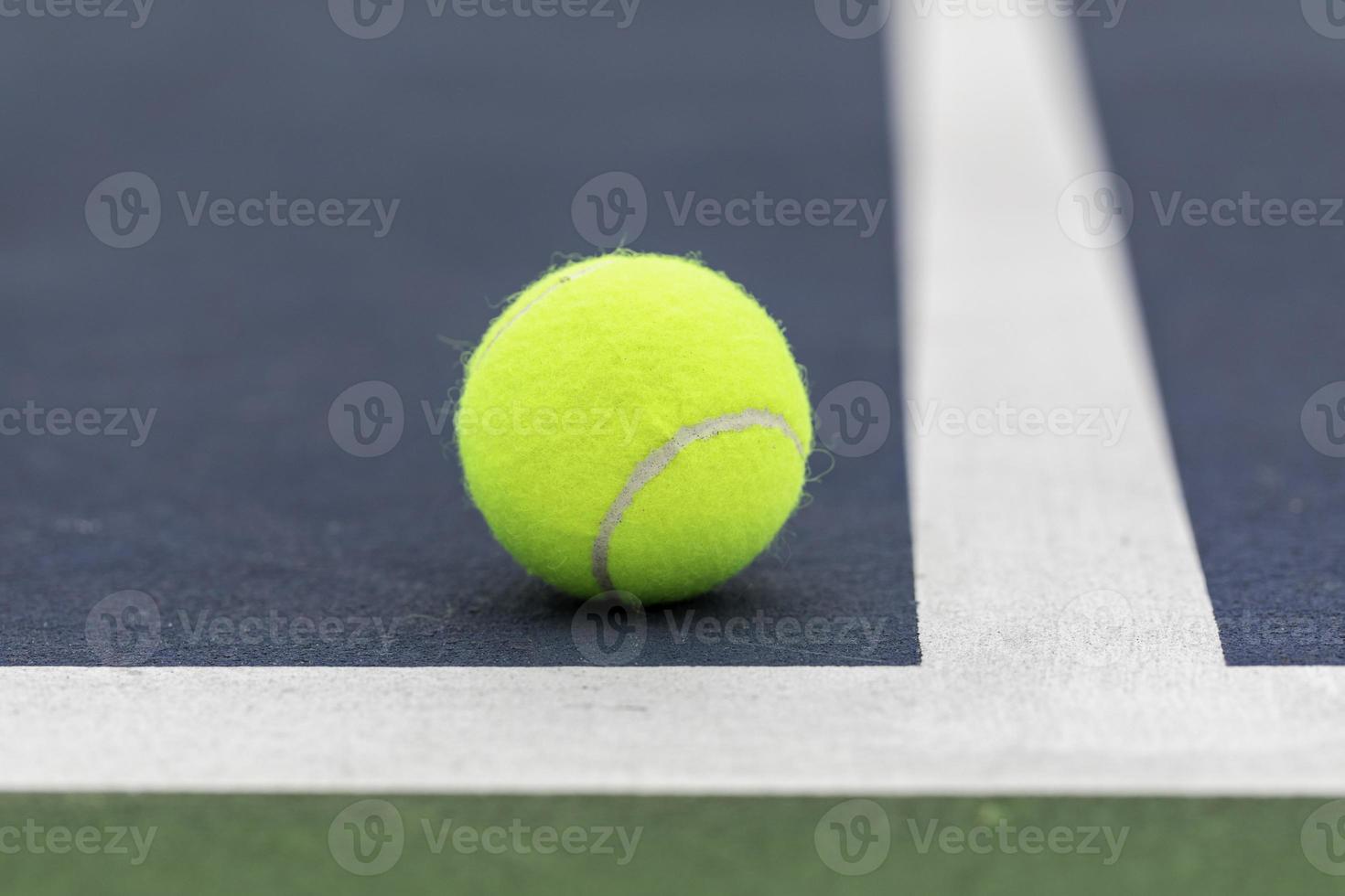 Tennisball auf dem Platz foto