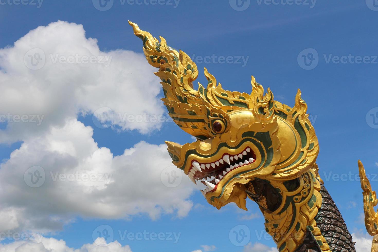 schöner thailändischer Drachen- oder Schlangenkönig oder Naga-Statue im Tempel in Thailand foto