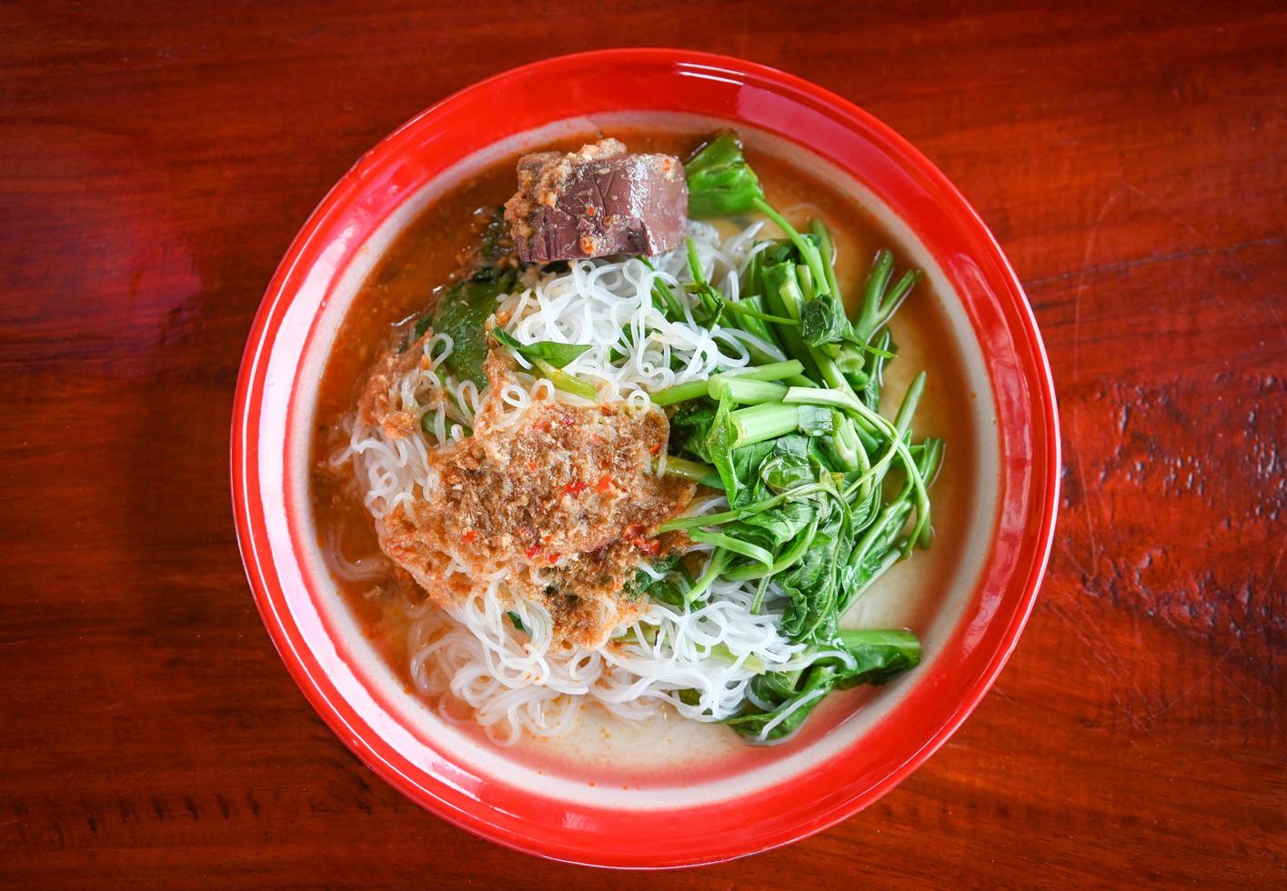 thailändische reisnudeln oder reisfadennudeln und currysuppensoße auf teller mit gemüse yardlong, thailändisches essen köstlich foto