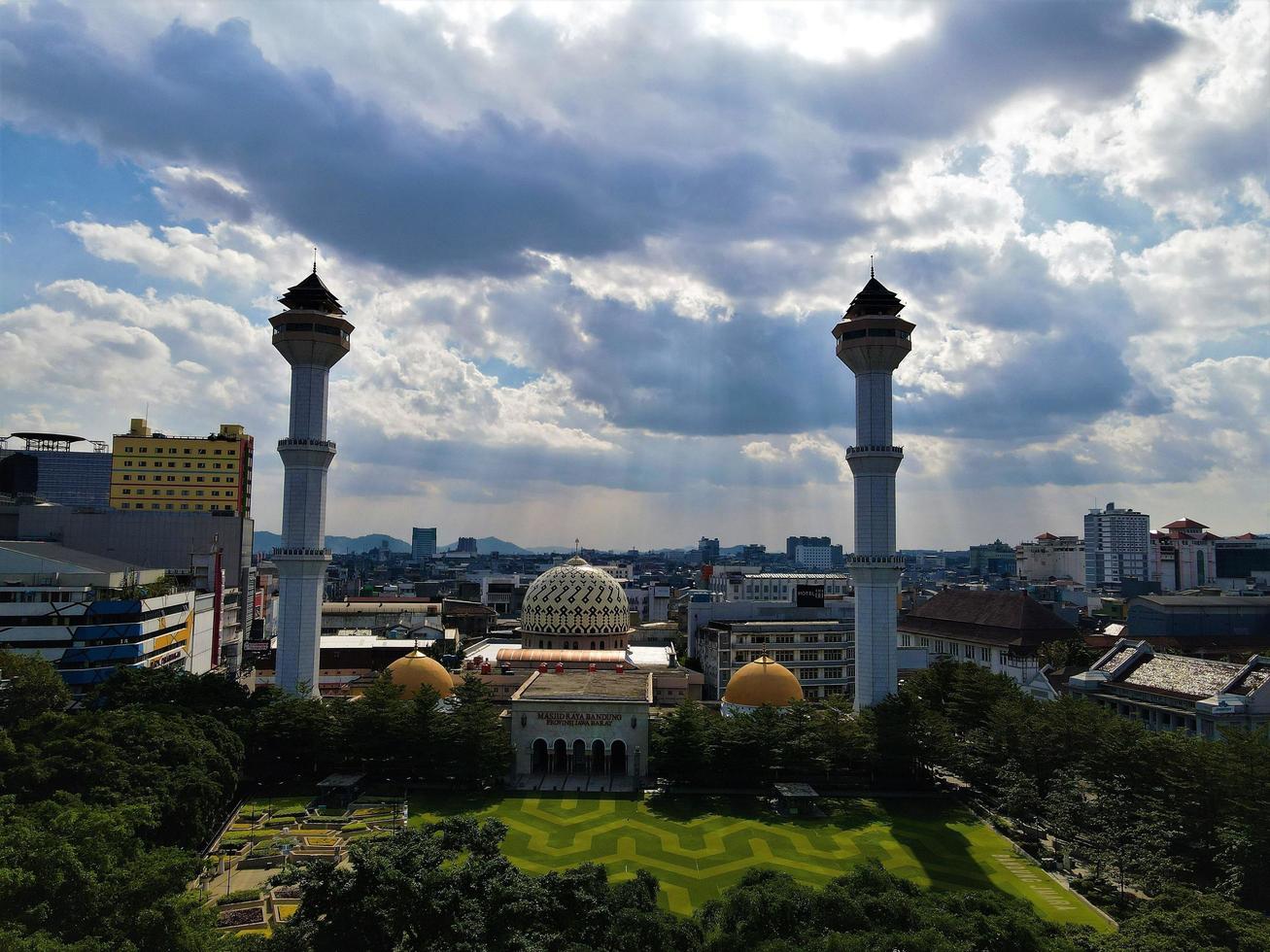 bandung, indonesien, 6. mai 2022 - schöne luftaufnahme, große moschee der stadt bandung. foto