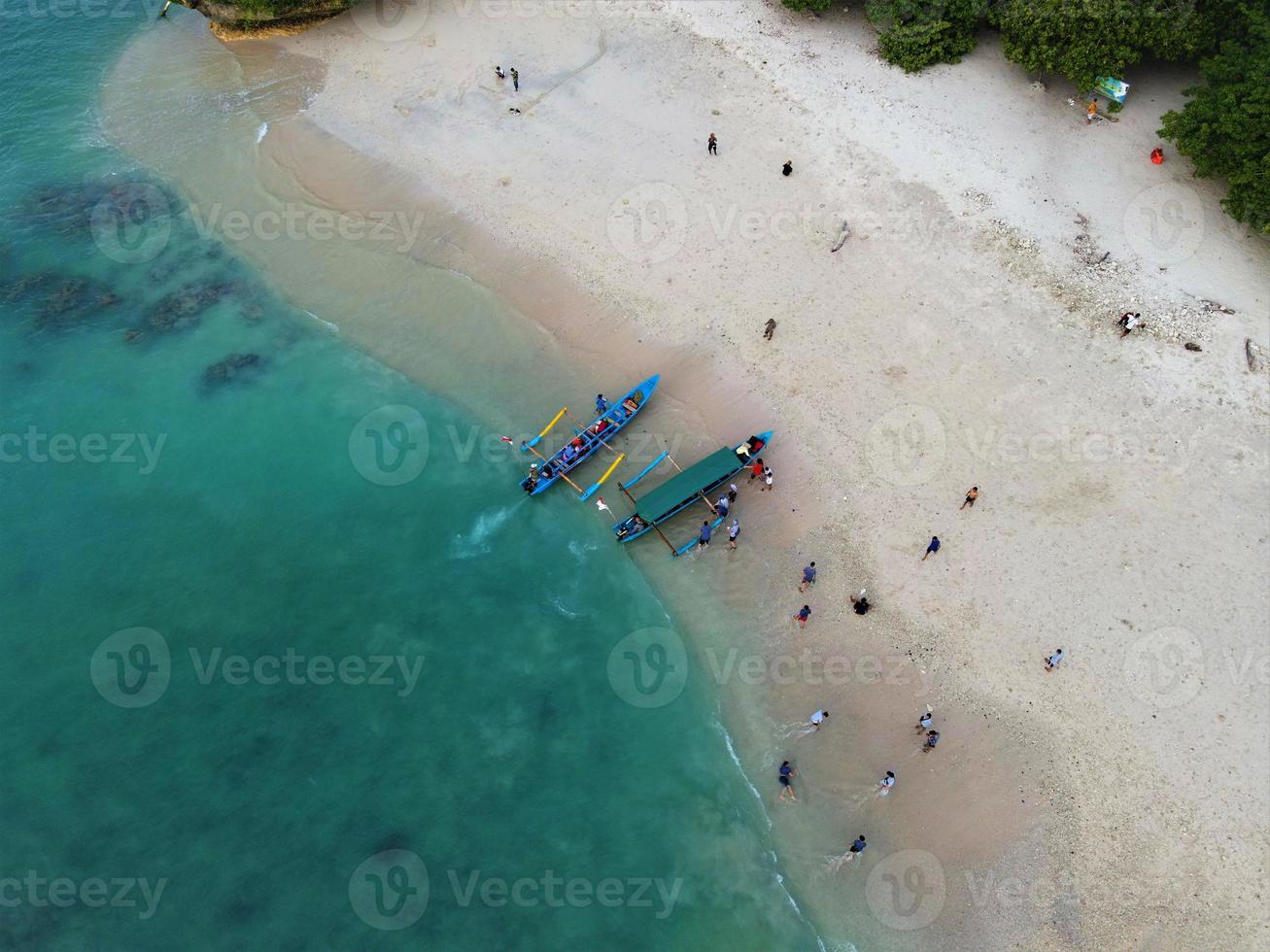 schöne panoramische luftaufnahme des pangandaran strandes. foto