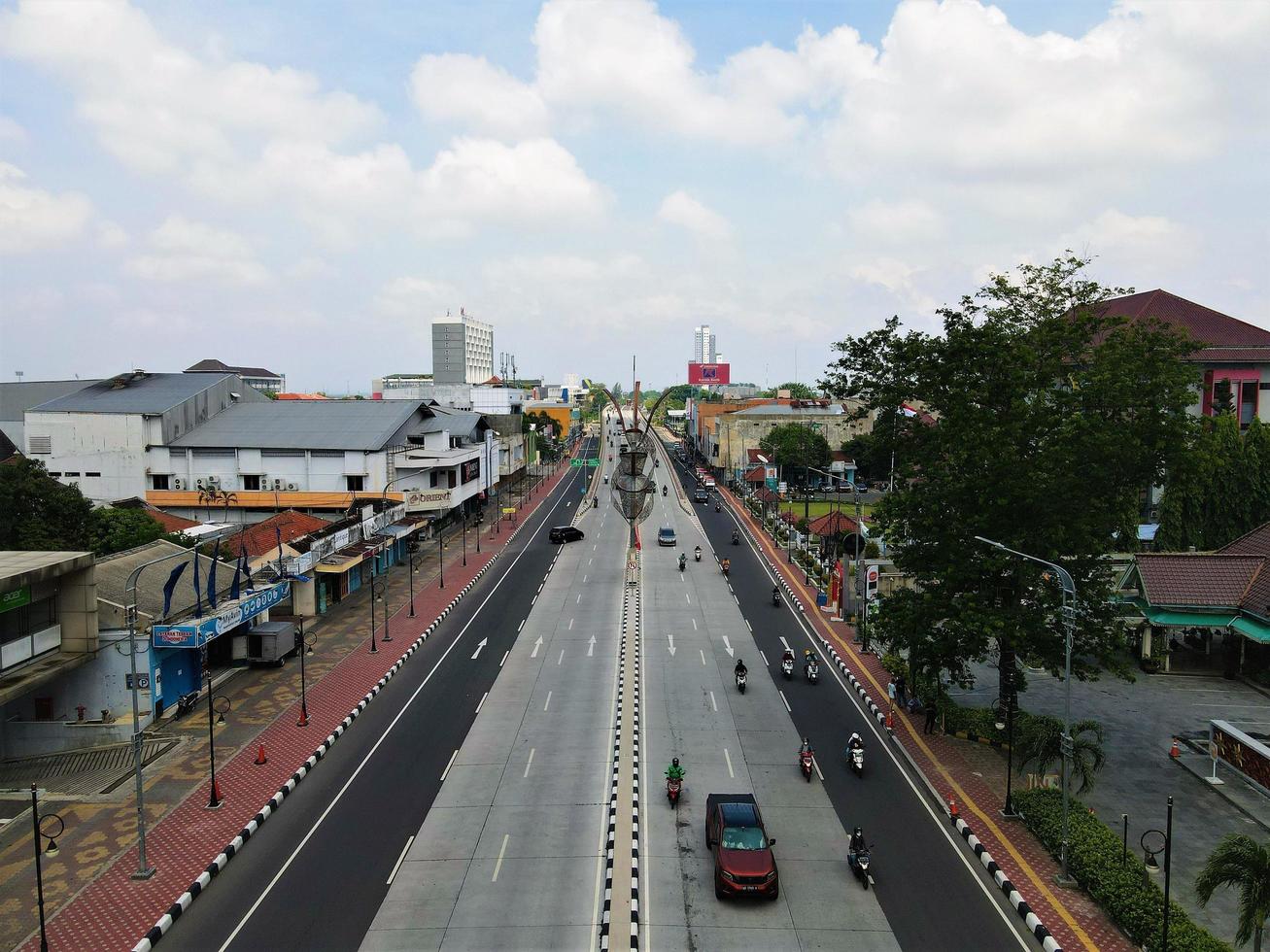 jakarta, indonesien, 11. mai 2022 - schöne luftaufnahme von bürogebäuden und verkehr. foto