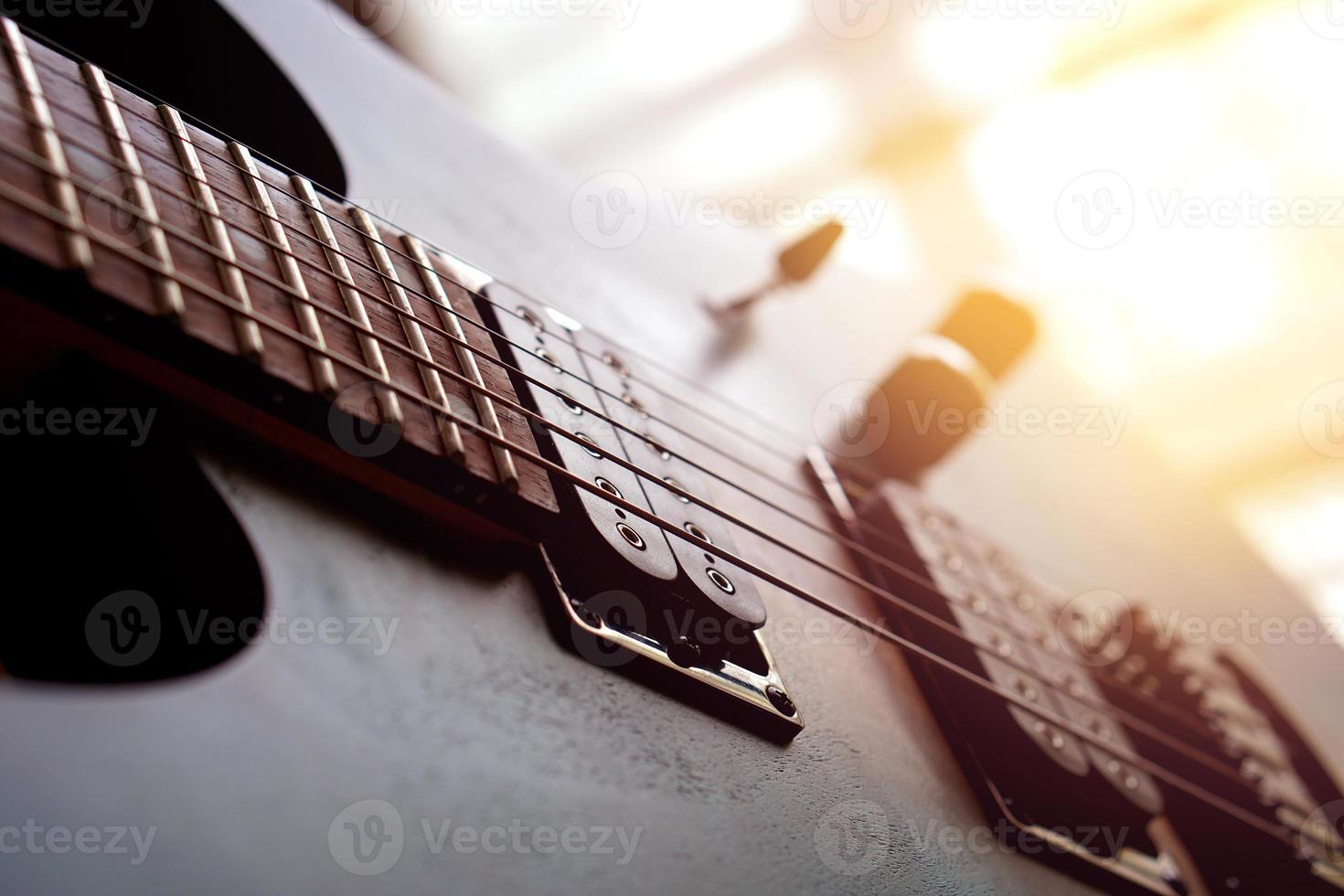 e-gitarre, verwendet, um musik und noten zu spielen, um ein lied zu singen, makro abstrakt foto