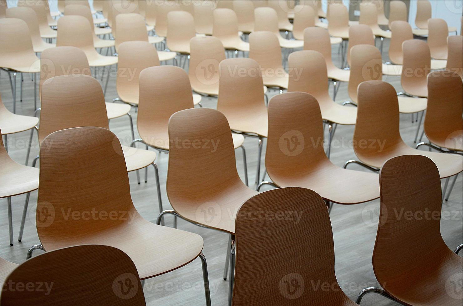 Reihen leerer Stühle foto