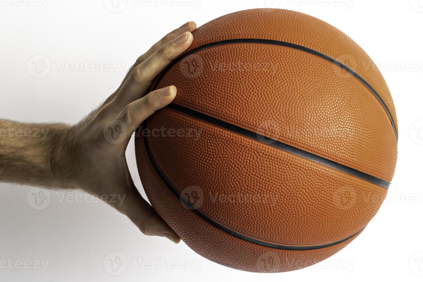 hält einen Basketball foto