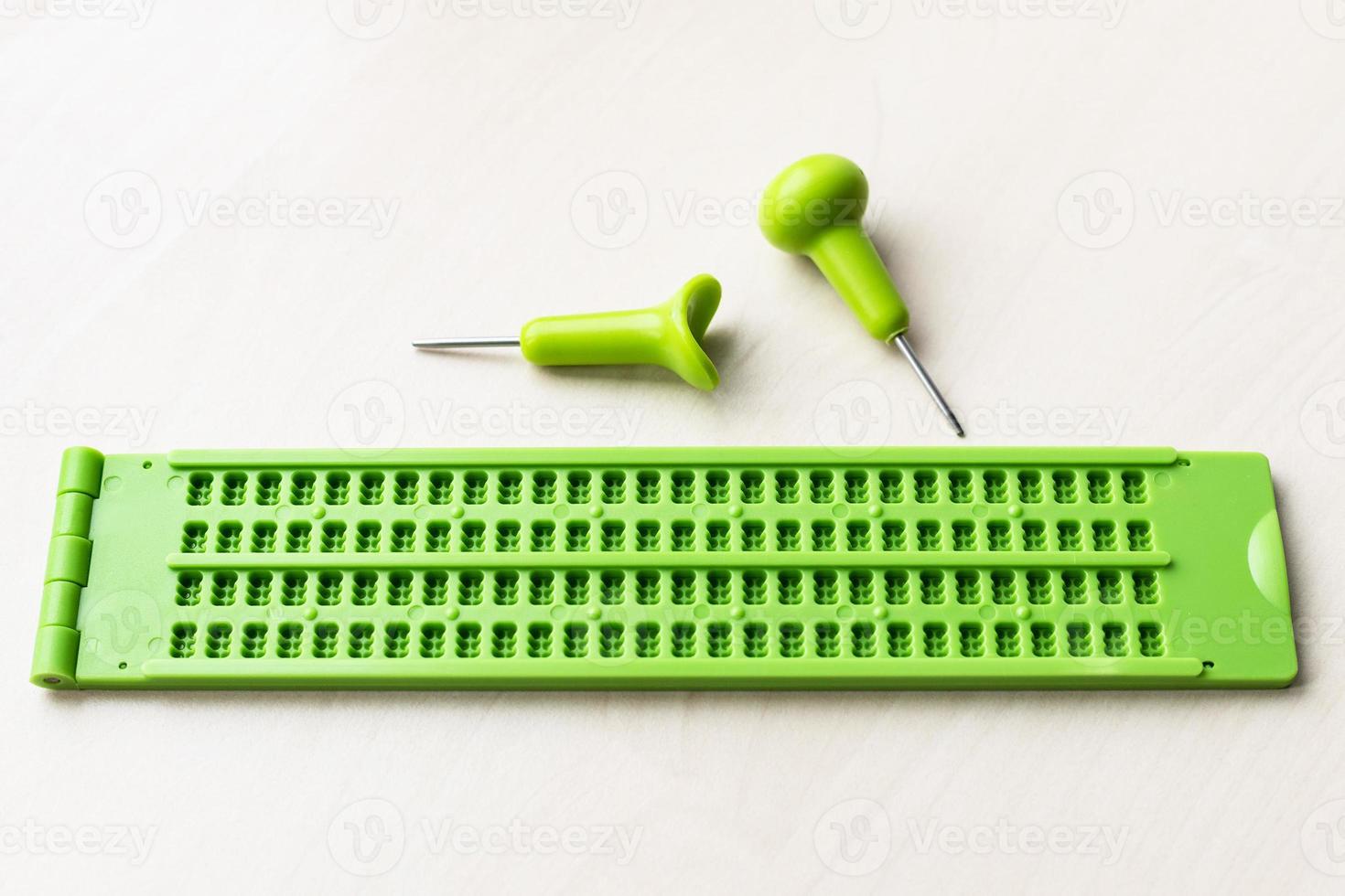 Braille-Schreibtafel und Stift aus Kunststoff foto