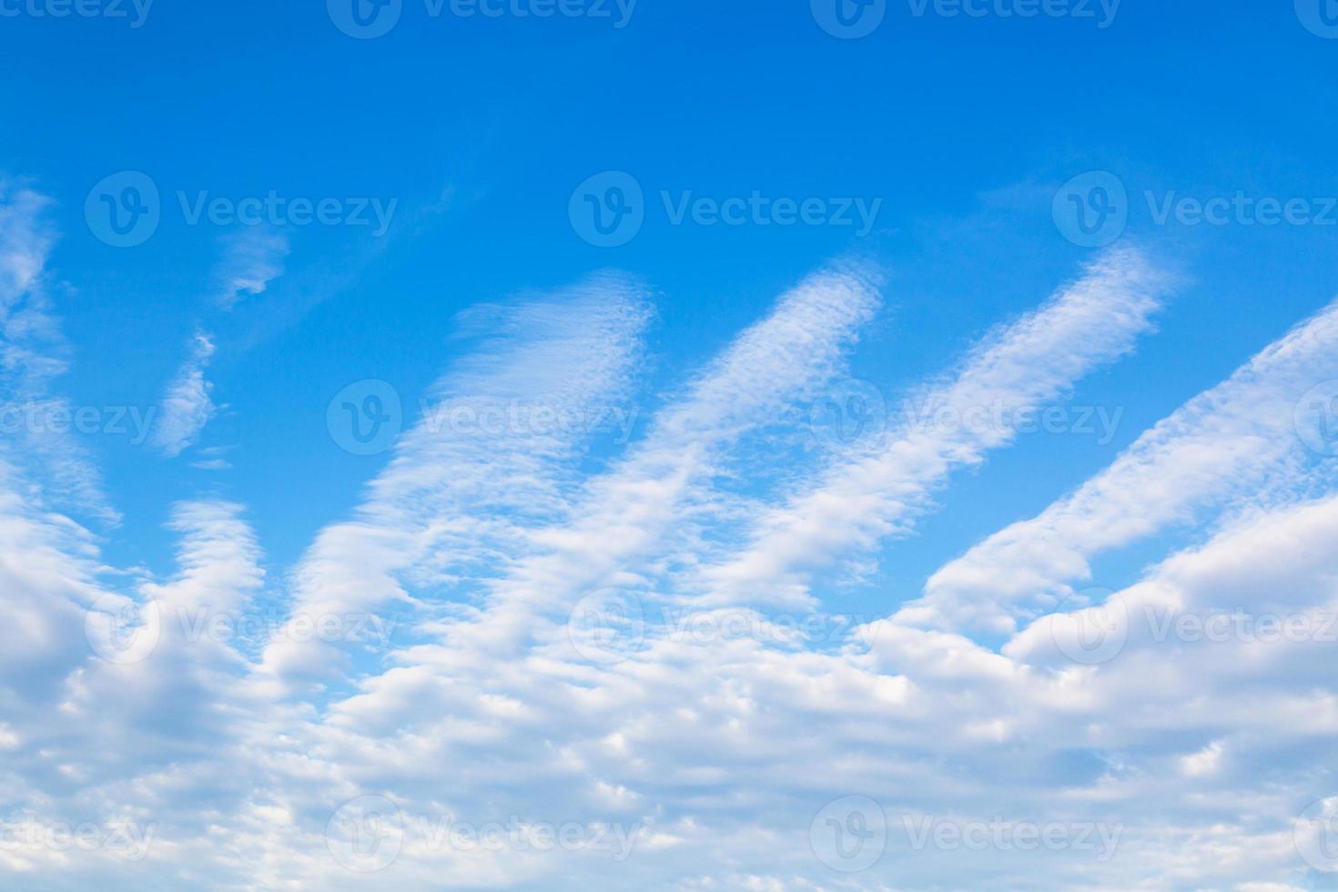 blauer Himmel mit Wolken in Form von gespreizten Fingern foto