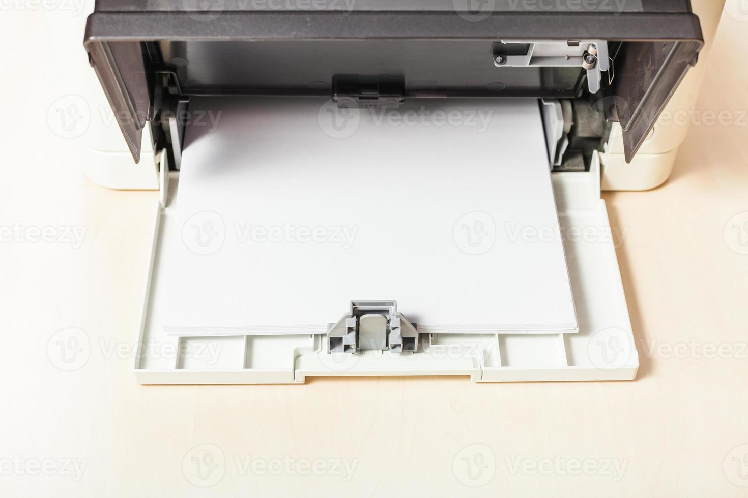 Blätter leeres weißes Papier im Druckerfach foto