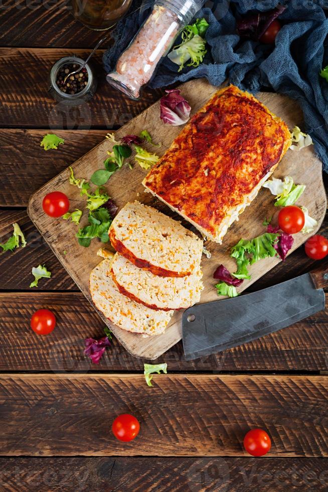 Amerikanischer Hackbraten mit Hühnerfleisch, Kürbis und grünen Erbsen. Gebackenes Hühnerhackfleisch. Ansicht von oben foto