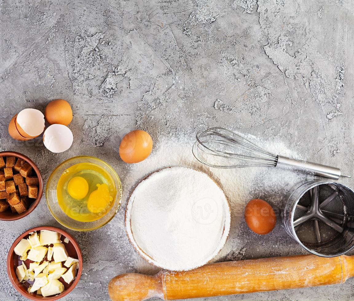 Mehl und Zutaten für die Teigherstellung. Zutaten zum Backen von Pizza, Brot, Backwaren foto