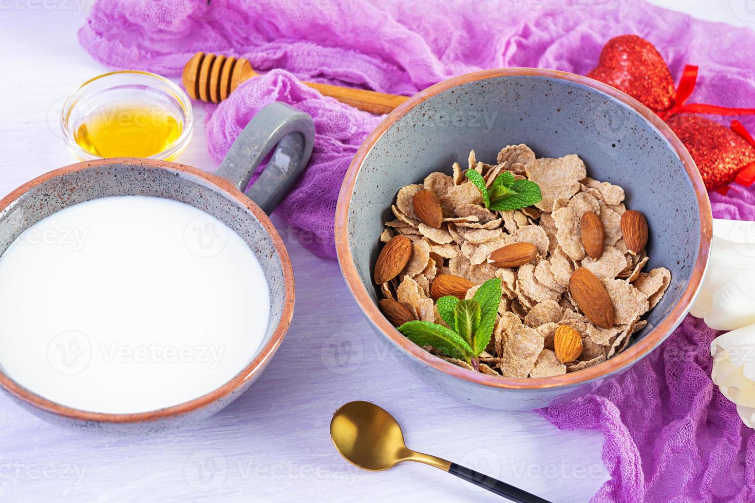 Dinkelflocken mit Milch zum Frühstück. leichtes frühstück am valentinstag mit tulpen und herz foto