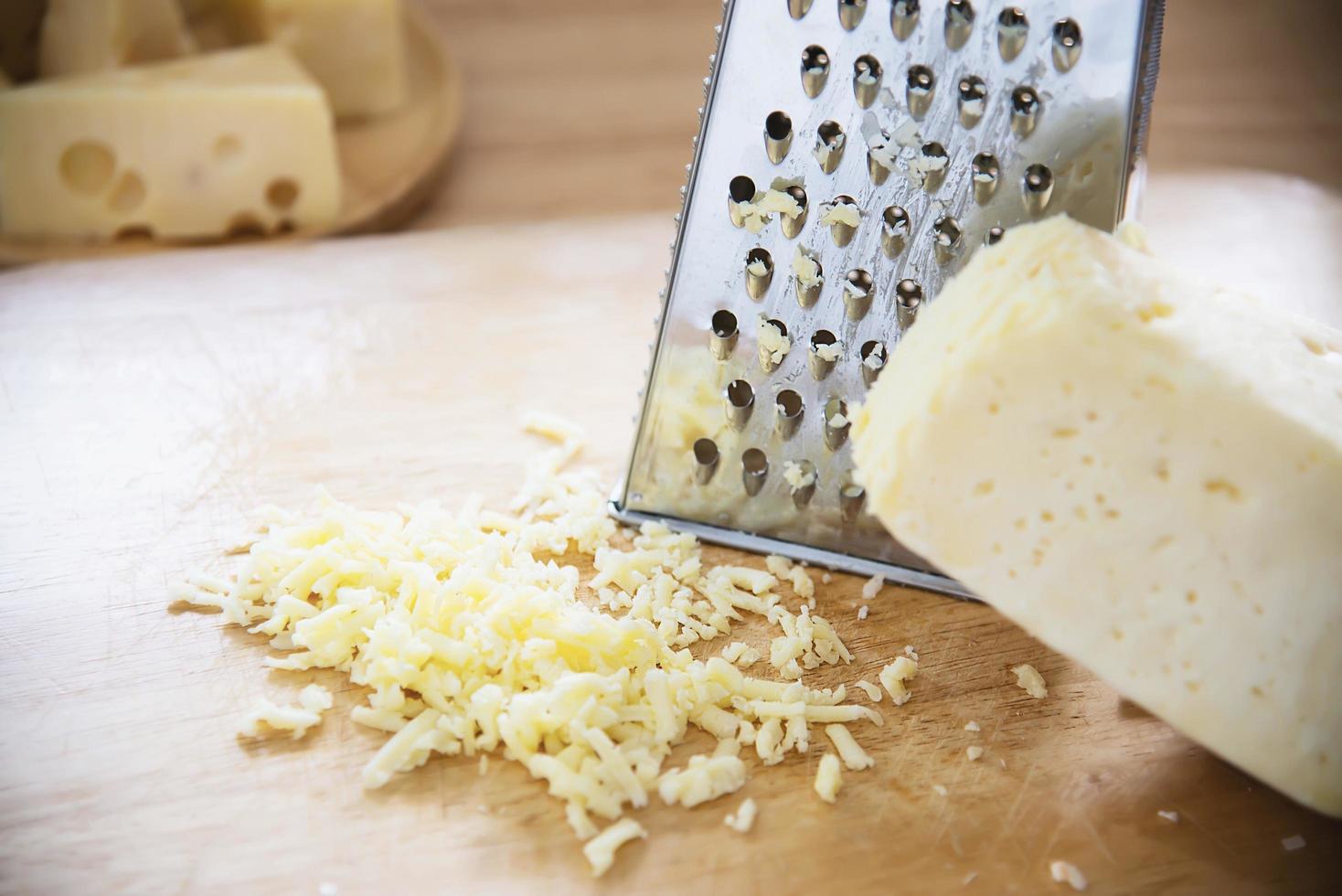 Schöner Käse in der Küche - Käsezubereitungskonzept foto