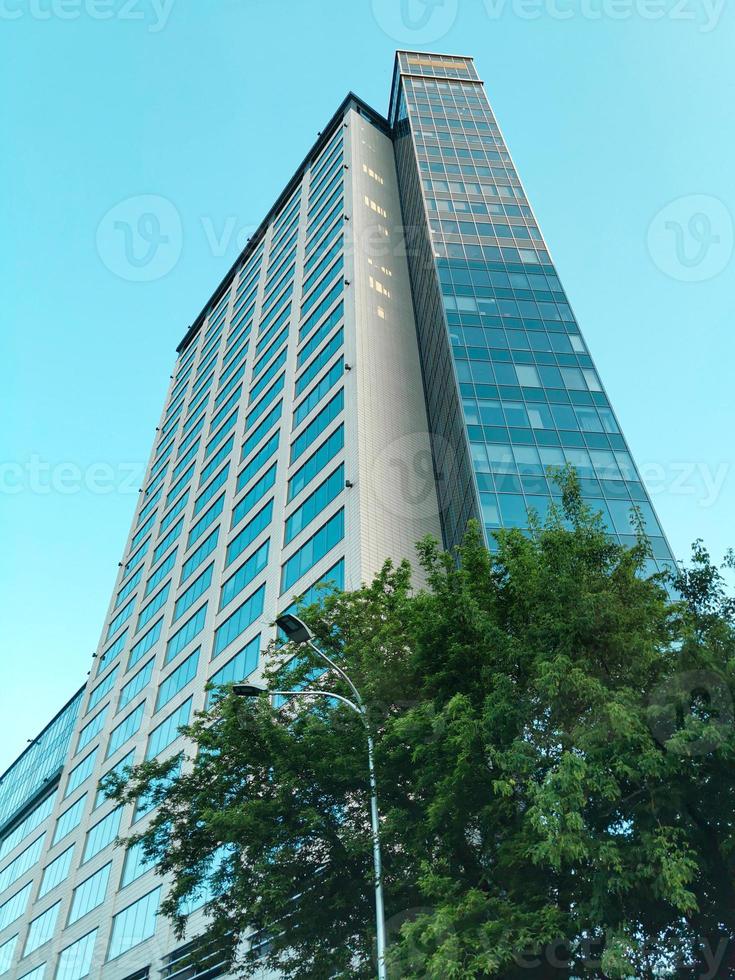 schönes Hochhaus im blauen Himmel foto