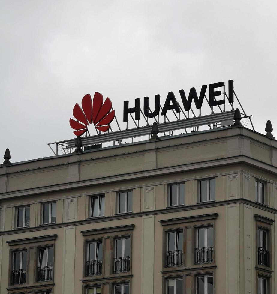 Huawei-Logo auf einem Gebäude in Warschau, Polen. 30. Oktober 2020. Huawei ist ein chinesisches multinationales Unternehmen für Netzwerk- und Telekommunikationsausrüstung und -dienstleistungen foto