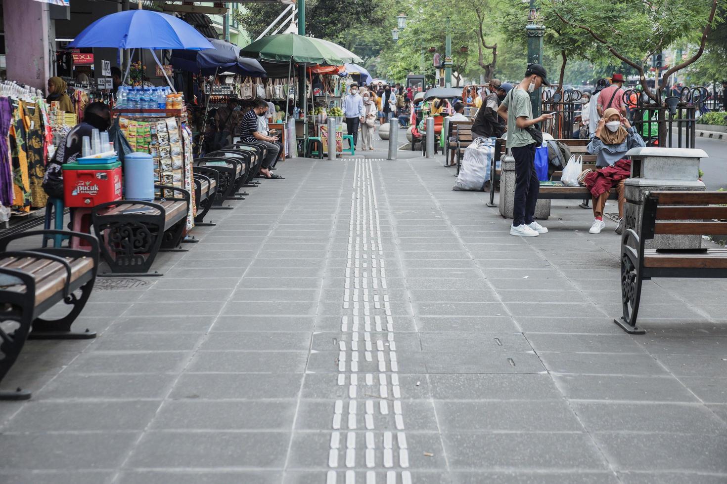 yogyakarta, indonesien - mai 2022 die atmosphäre der malioboro street. verschiedene Souvenirartikel und Kunsthandwerk entlang der Malioboro Street. foto