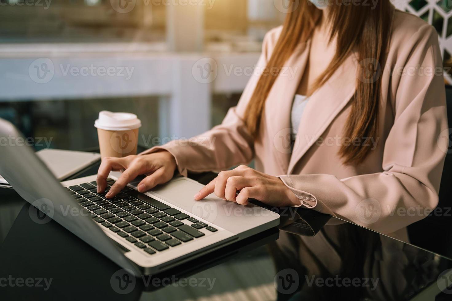 frau, die im raum mit telefon und tablet-innenporträt, tablet, internet, mit smartphone, tablet-nahaufnahme-modemodell, post in instagram, facebook aufwirft foto