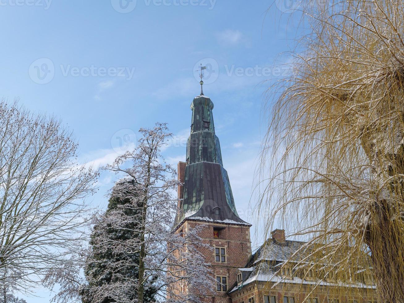 Winterzeit auf einem Schloss in Deutschland foto