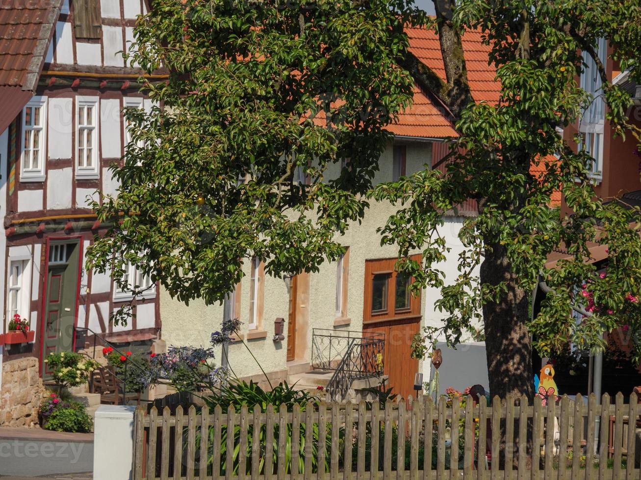 kleines dorf in den hessischen bergen foto