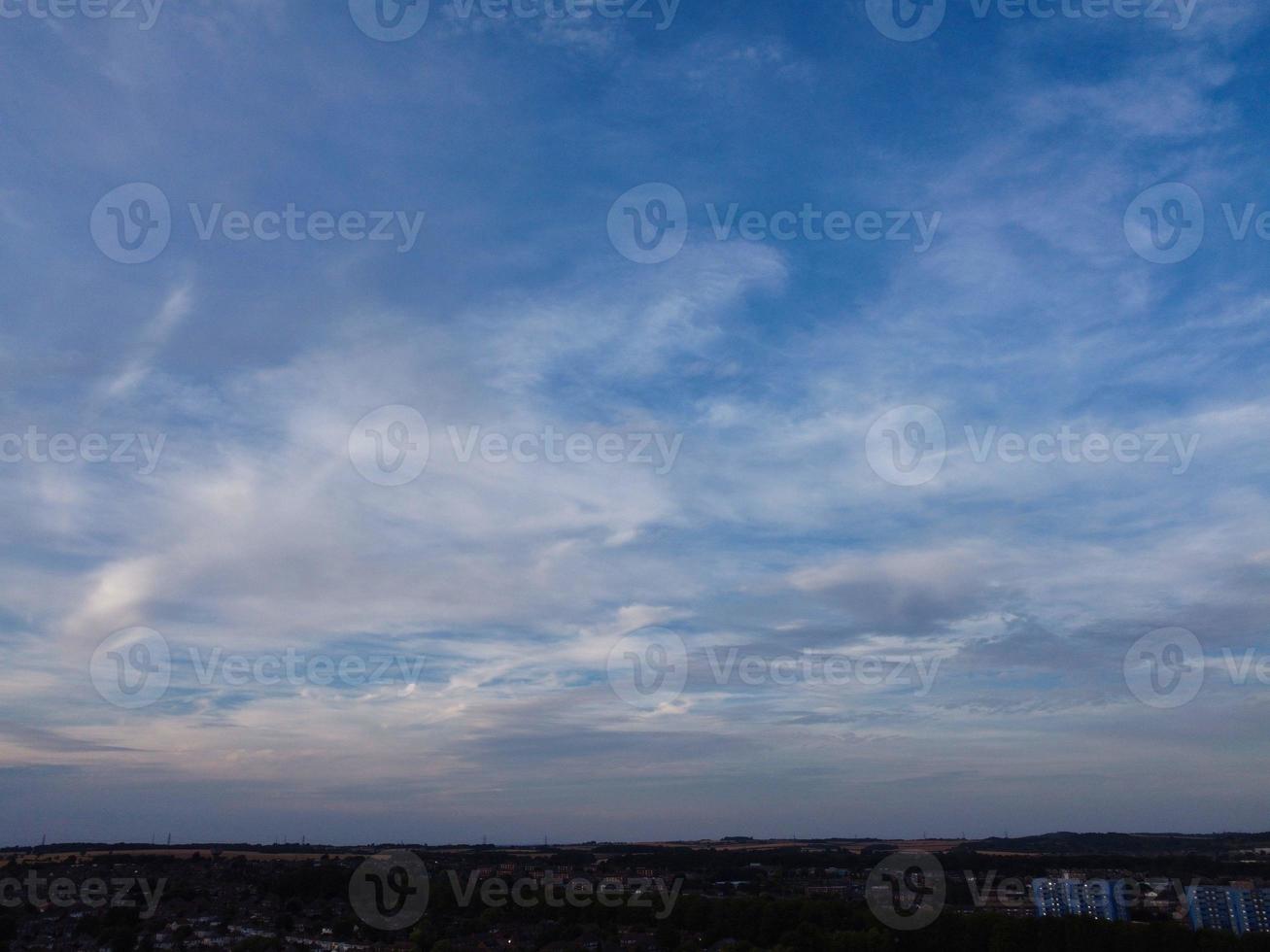 Luftaufnahmen und Blick aus der Vogelperspektive auf die britische Landschaft und das Naturschutzgebiet in der Stadt Luton in England, Großbritannien foto