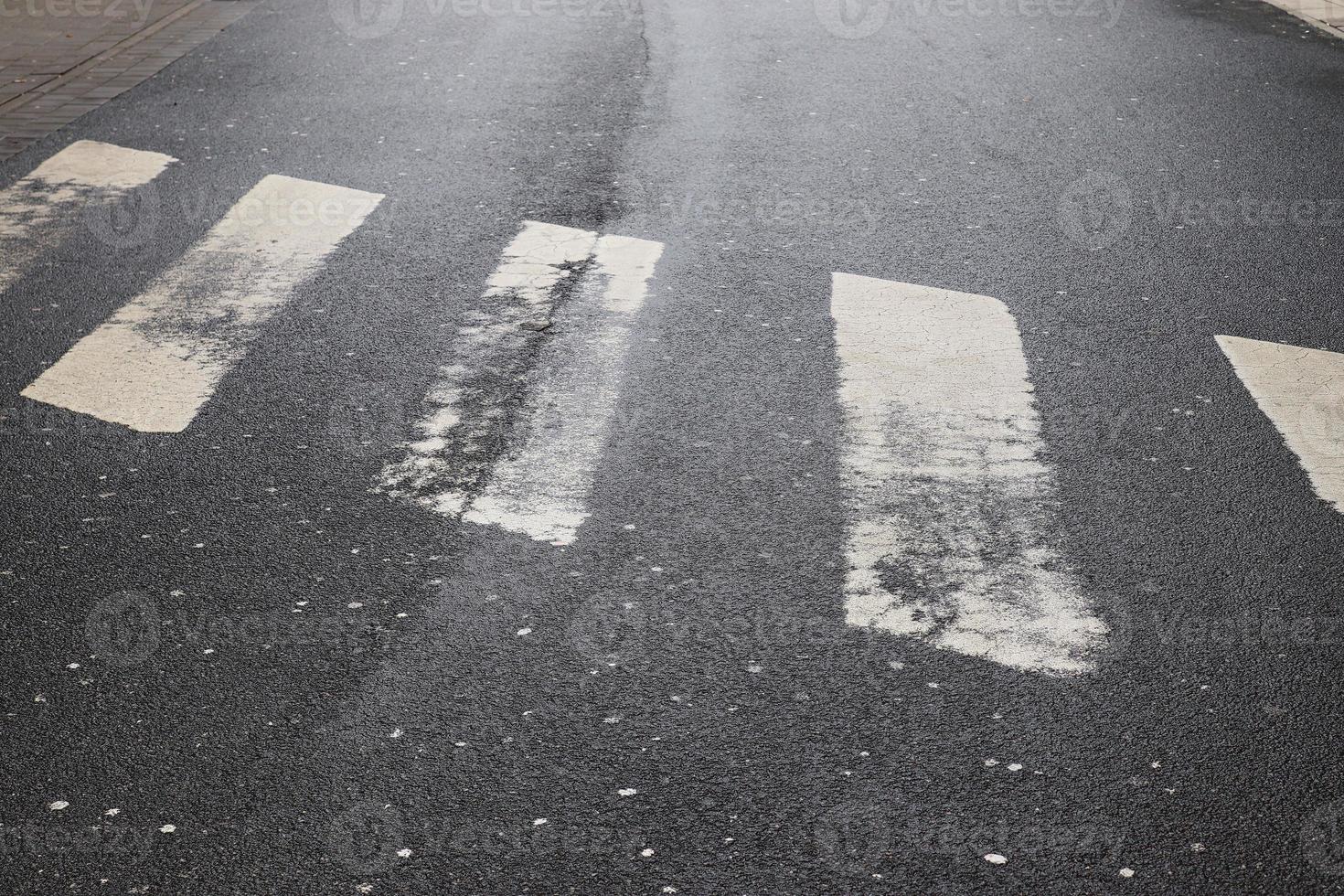 verschiedene Schilder und Markierungen auf dem Asphalt von Straßen und Straßen. foto