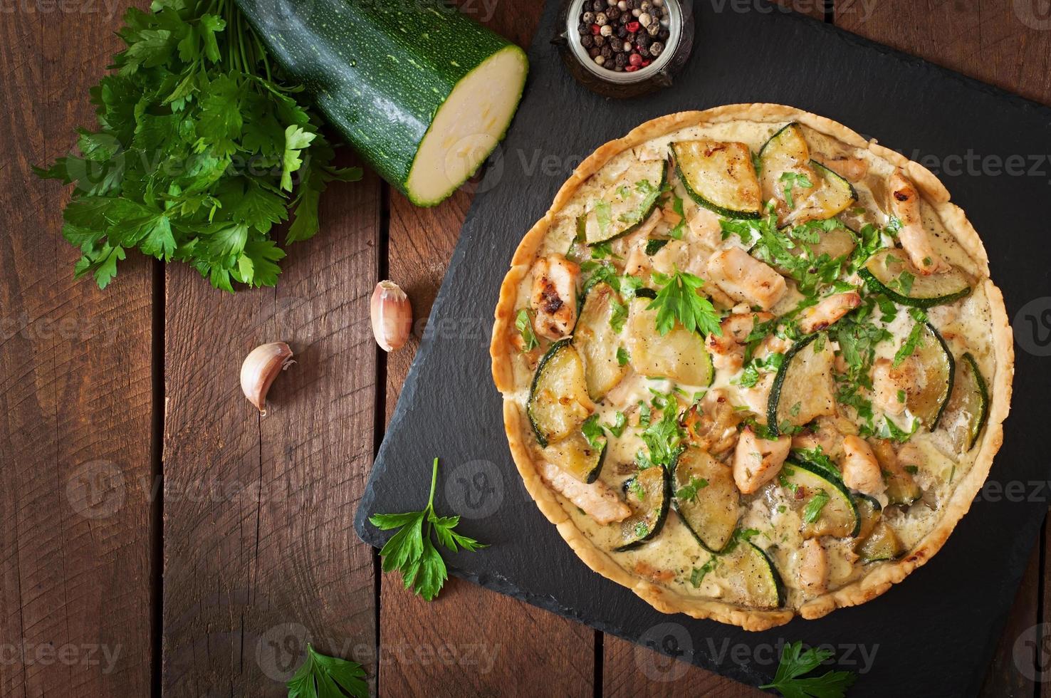 Quiche mit Hühnchen und Zucchini mit Kräutern foto