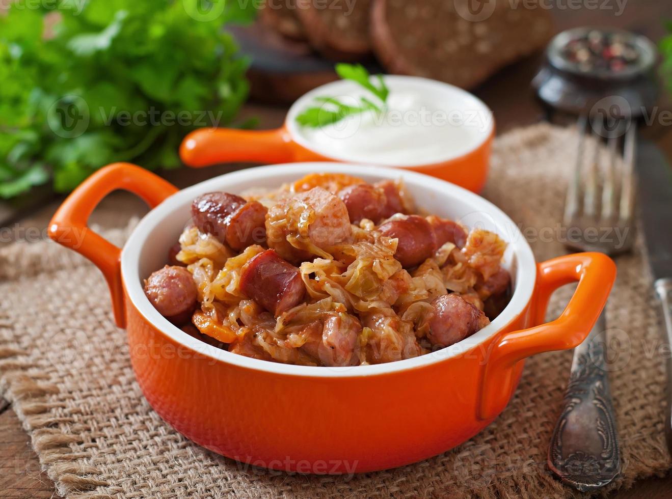 Polnische Bigos mit geräucherter Wurst und Speck foto