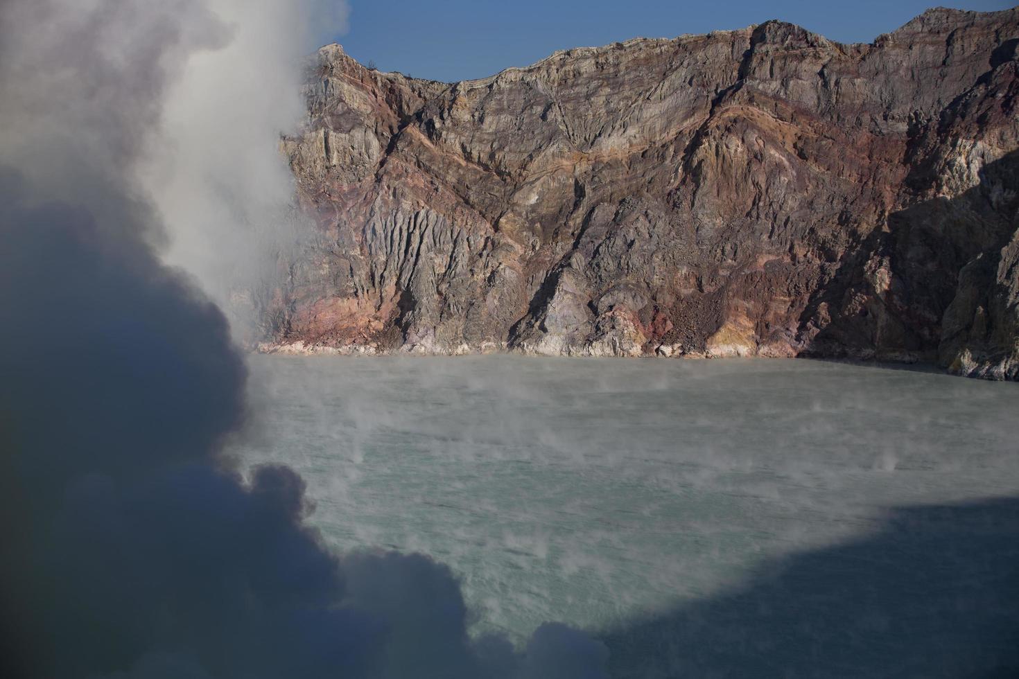 Schwefeldämpfe aus dem Krater des Vulkans Kawah Ijen, Indonesien foto