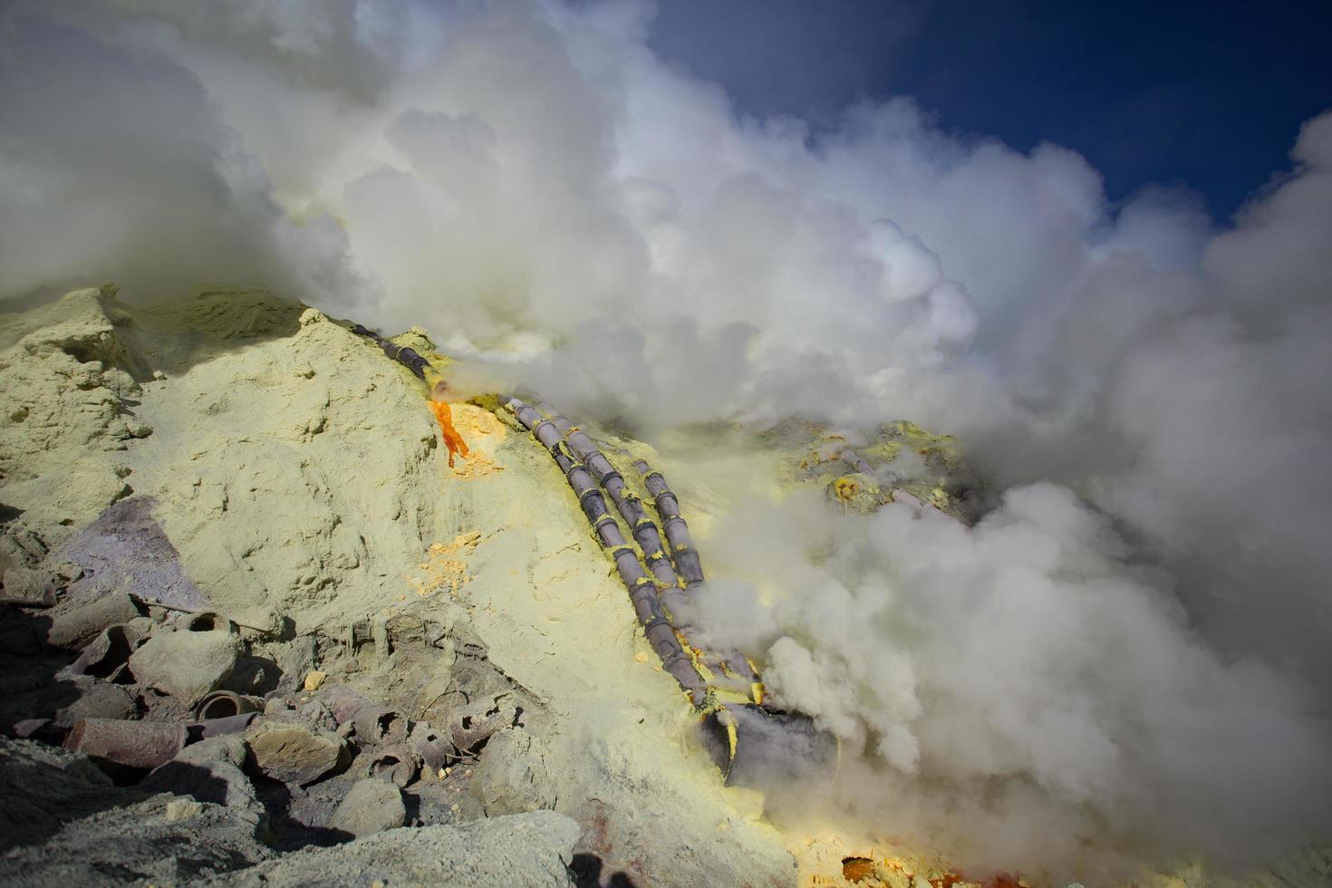 Schwefelmine im Krater des Vulkans Ijen, Ost-Java, Indonesien foto