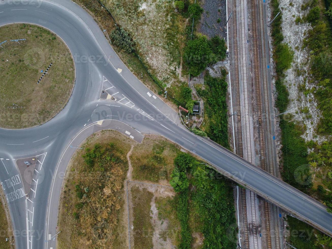 Luftaufnahme und Aufnahmen aus dem hohen Winkel des britischen Autobahnkreuzes der M1-Kreuzung 11a in der Stadt North Luton in England, Großbritannien. foto