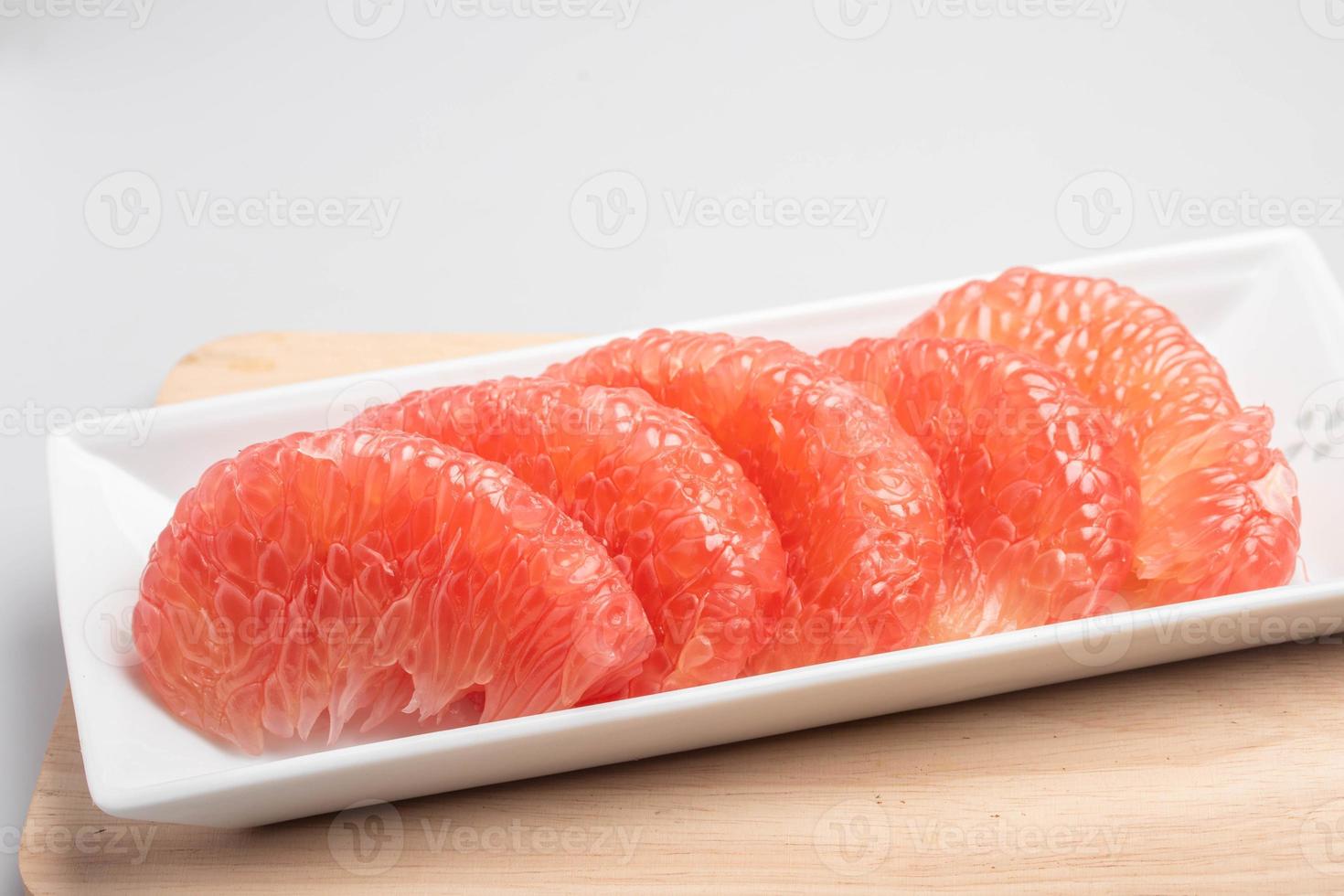 rote Pampelmuse oder Grapefruit auf einem Holzboden foto