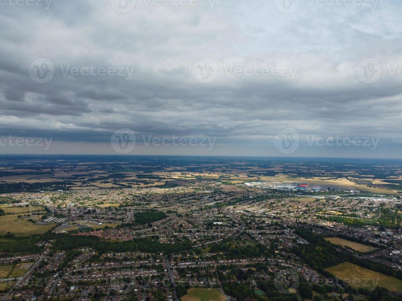 Hochwinkelaufnahmen Häuser und Gebäude in London Luton Town und Luftaufnahme des Bahnhofs von Leagrave foto