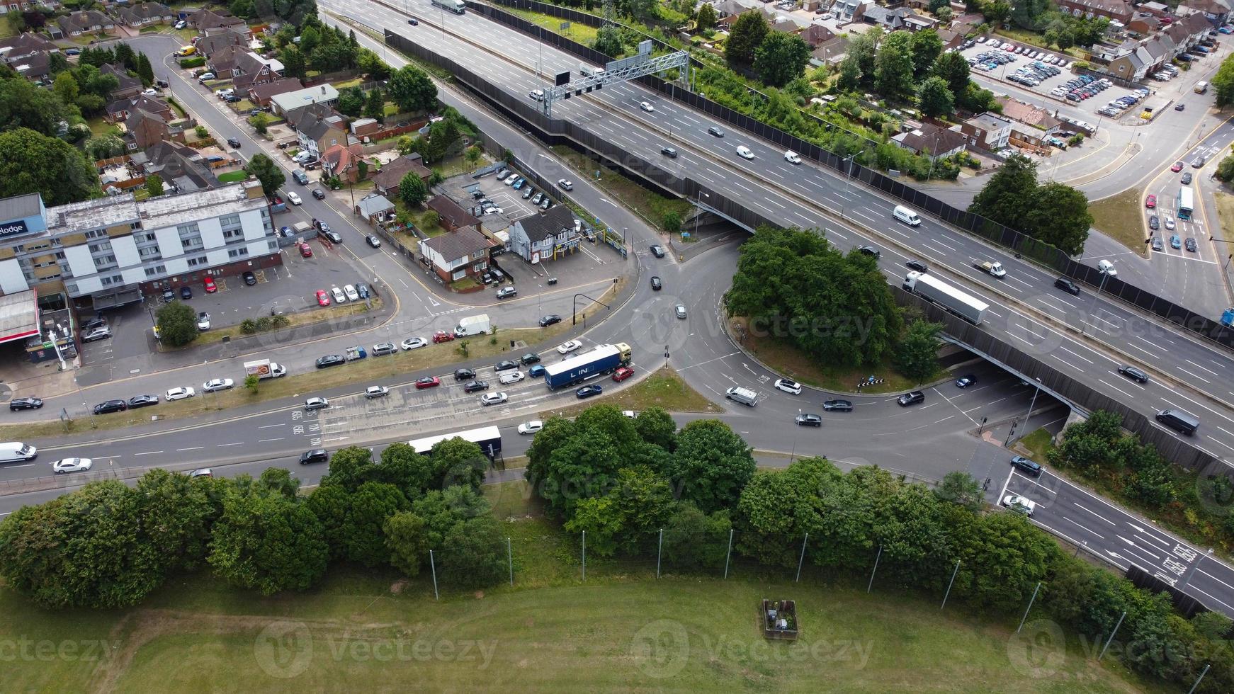 eine luftaufnahme und hochwinkelansicht des spielplatzes einer high school of boys in der stadt luton in england, britische autobahnen und autobahnen foto