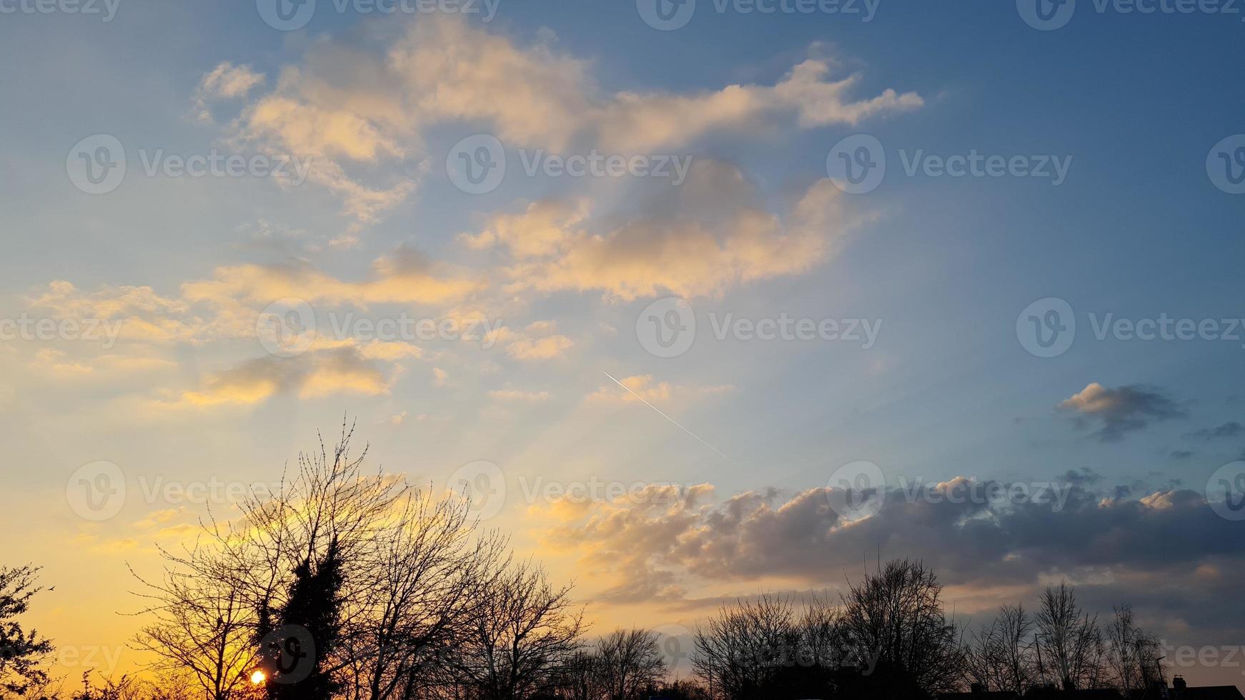wunderschöne luftaufnahme der stadt luton in england uk bei sonnenuntergang, bunte wolken hochwinkelaufnahmen von drohne foto
