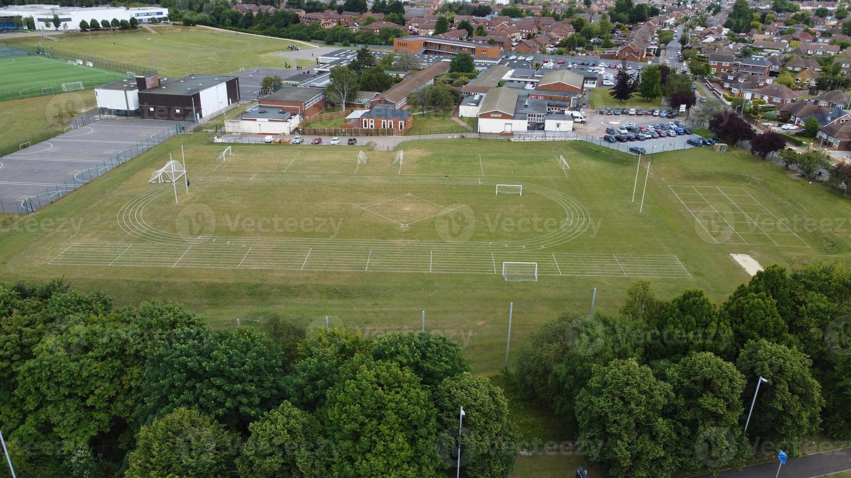 eine luftaufnahme und hochwinkelansicht des spielplatzes einer high school of boys in der stadt luton in england, britische autobahnen und autobahnen foto