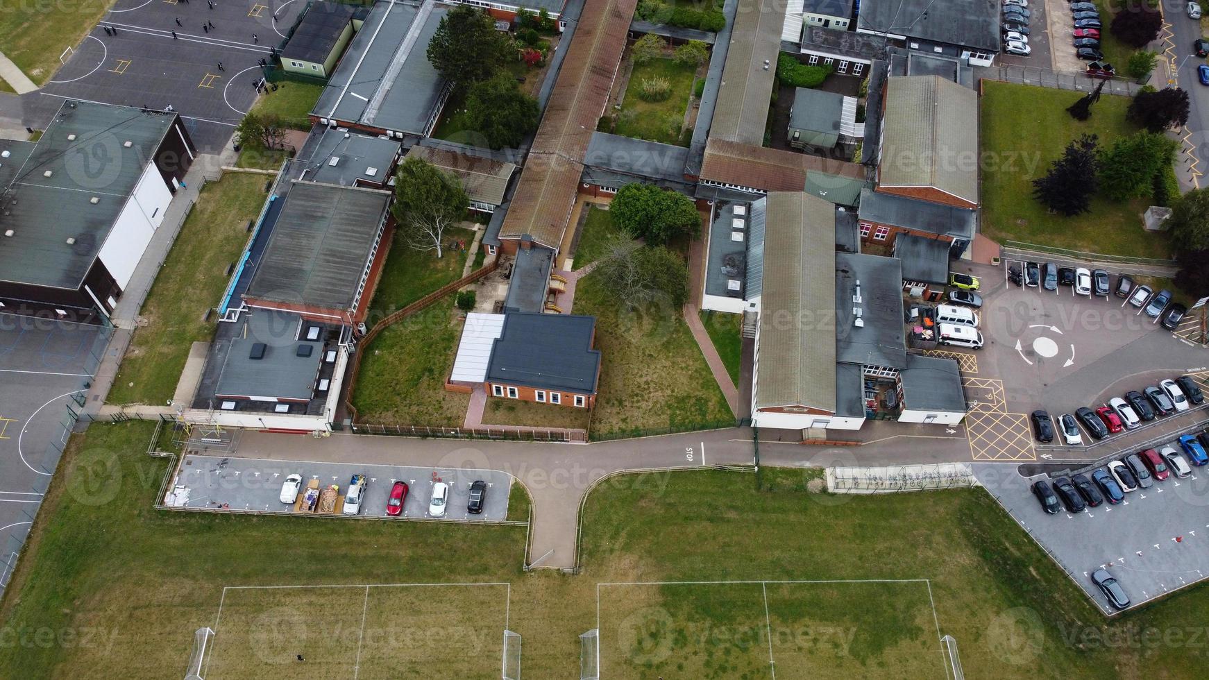 eine luftaufnahme und hochwinkelansicht des spielplatzes einer high school of boys in der stadt luton in england, britische autobahnen und autobahnen foto