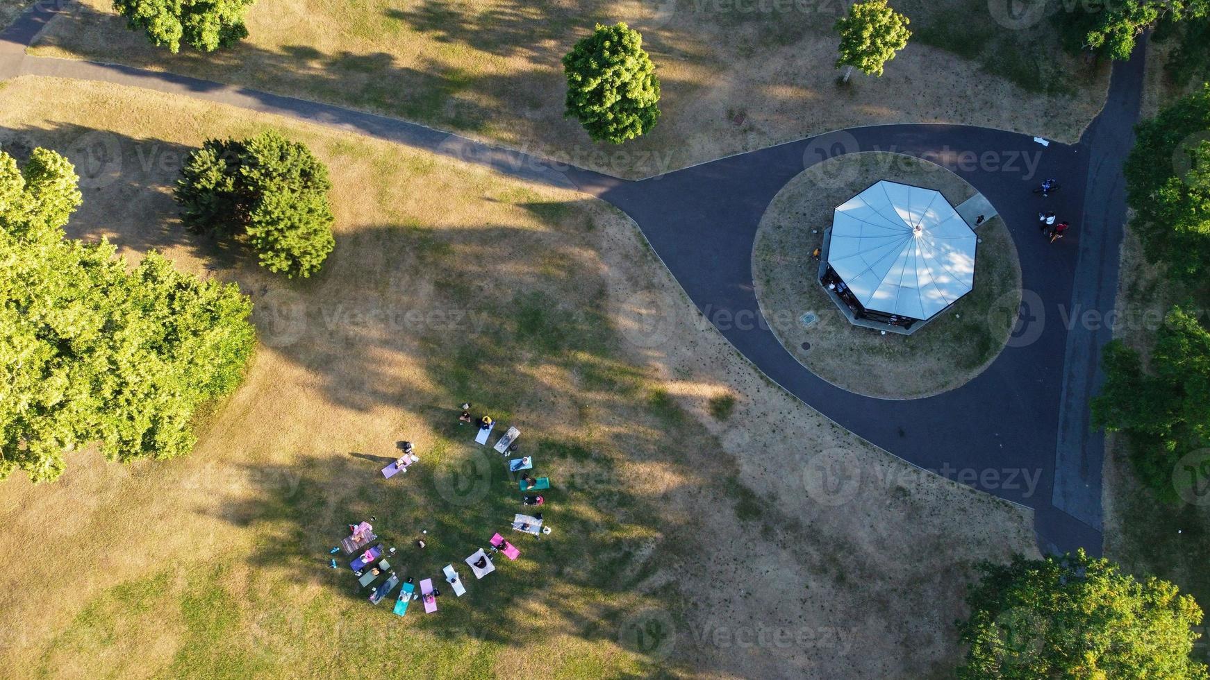 Luftaufnahme von Wasservögeln am See Wardown Park und Wohngebiet der Stadt Luton in England foto