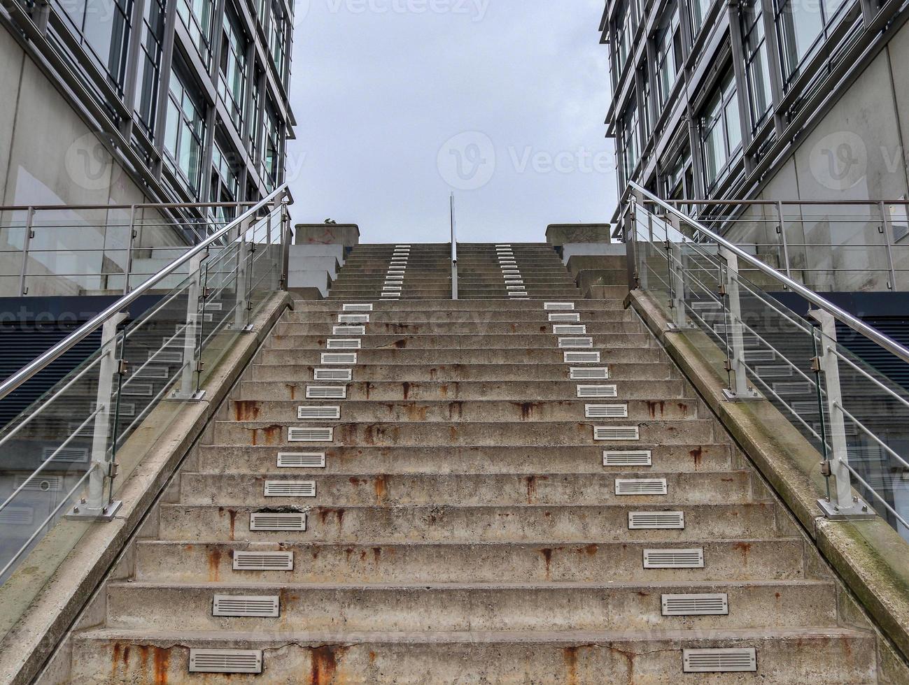 verschiedene Außenansichten auf Beton-, Holz- und Metalltreppen. foto