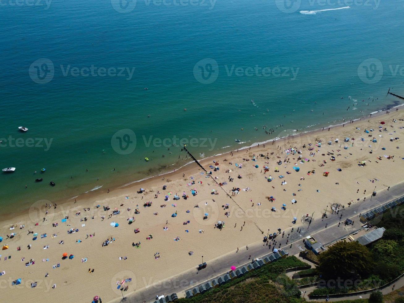 High Angle Sea View Beach Front mit Menschen in der Stadt Bournemouth in England, Großbritannien, Luftaufnahmen des britischen Ozeans foto